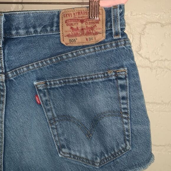 Levi’s Distressed Frayed Cut Off Shorts - Picture 8 of 13